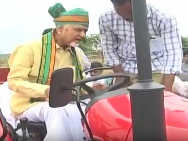 ఏరువాకలో...ట్రాక్టర్ నడిపిన సిఎం