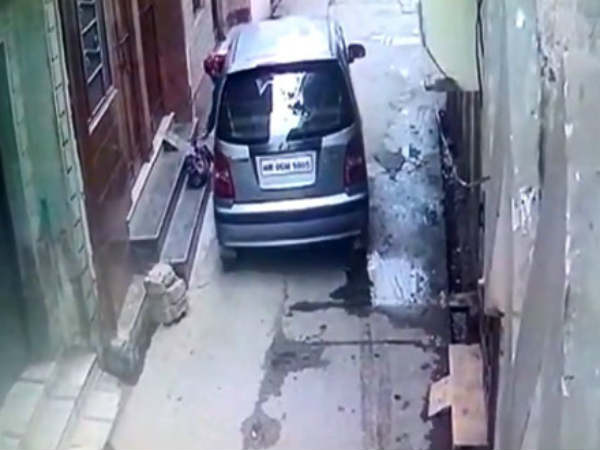 Muzaffarnagar: Woman drops baby from a moving car; video goes viral Muzaffarnagar: Woman drops baby from a moving car; video goes viral