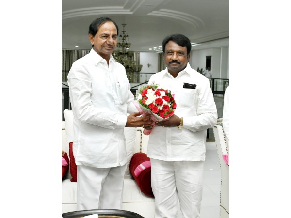 కేసీఆర్‌ను కలిసిన నాయకులు