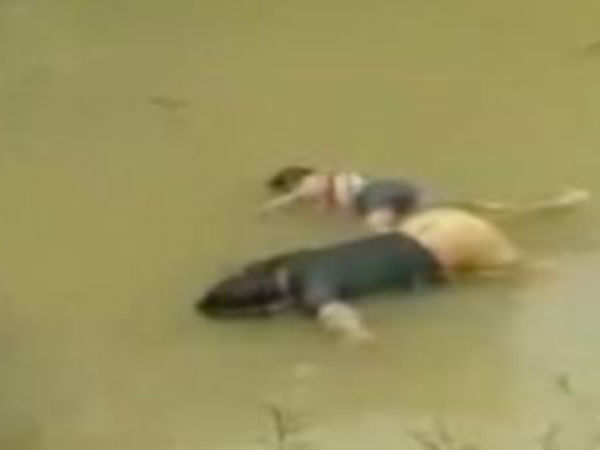 Four dead bodies found in Godavari river at Kovvur Four dead bodies found in Godavari river at Kovvur