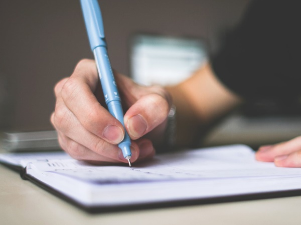 ఎన్నికల అధికారులు