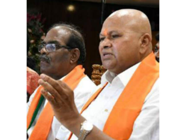 ఆ రహస్యం...బట్టబయలైనట్లుగా