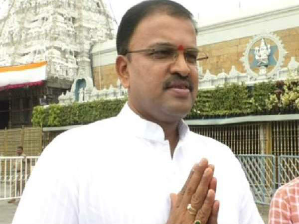 జనాల చెవుల్లో పూలు...అదెలాగంటే?