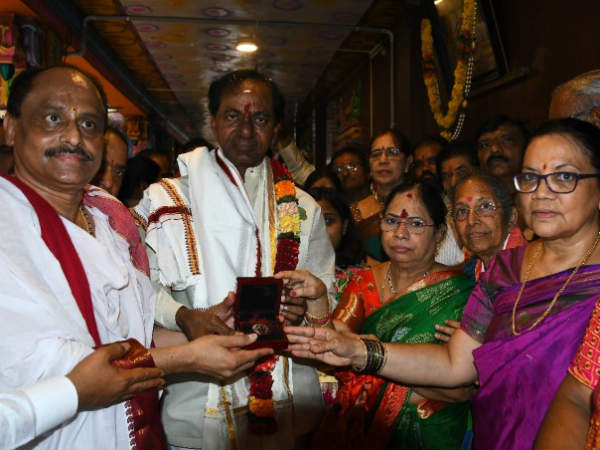 ముక్కుపుడక సమర్పించారు