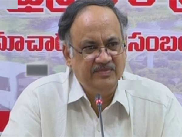  కుటుంబ రావు మూర్ఖుడిలా మాట్లాడుతున్నారు