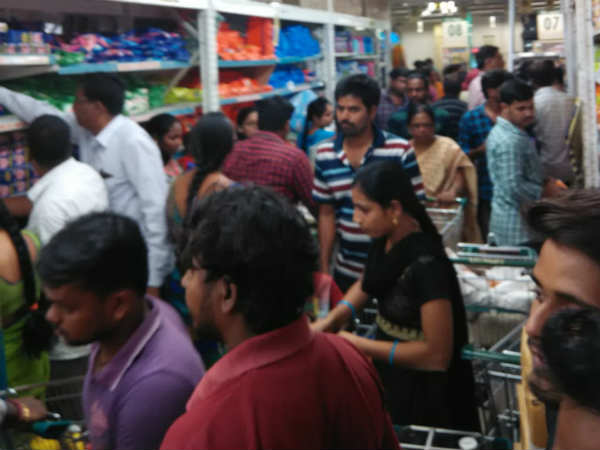  పెరిగిపోయిన మాల్స్ క‌ల్చ‌ర్.. ఉత్సాహం చూపిస్తున్న వినియోగ‌దారులు..