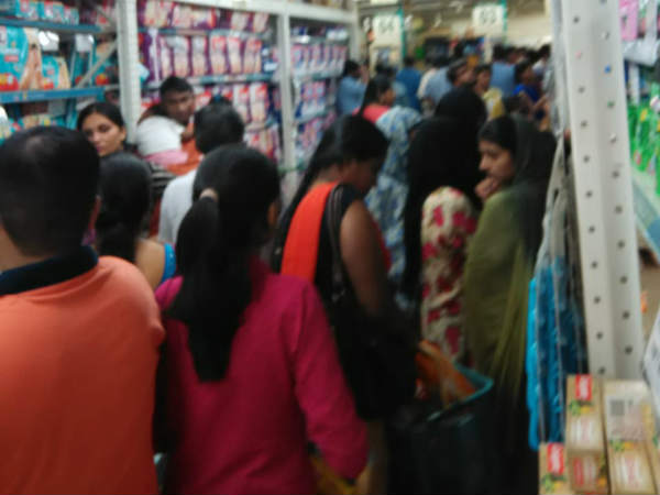 అన్ని వ‌స్తువులు బాగుంటాయి... క్యూ లైన్లో ఎదురుచూపులు మాత్రం బాగోవు..