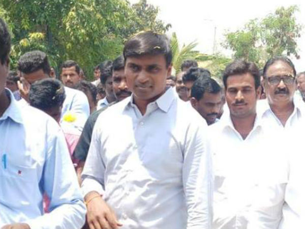 మా ఎంపీలు టీడీపీలో చేరితే డిస్‌క్వాలిఫై కాకుండా బీజేపీతో కుమ్మక్కు