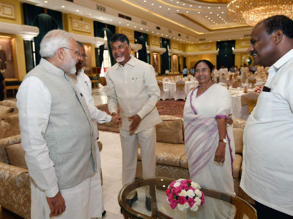 కాళ్ల బేరానికి వెళ్లినా ఎల్లో మీడియాకు యుద్ధంలా కనిపిస్తోంది కాళ్ల బేరానికి వెళ్లినా ఎల్లో మీడియాకు యుద్ధంలా కనిపిస్తోంది