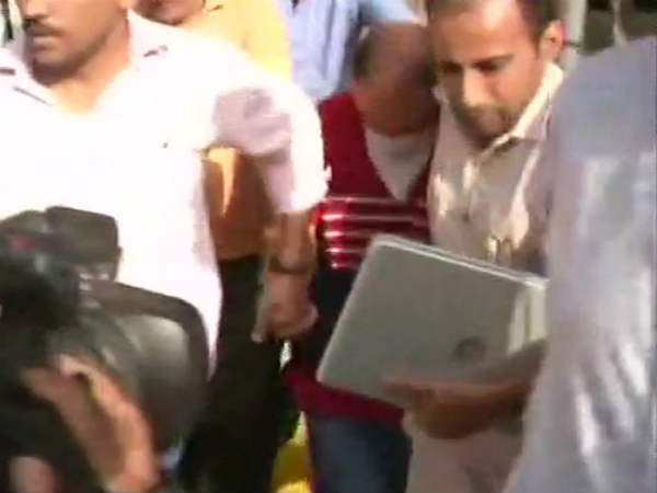 ఆసుపత్రికి శైలజ, అక్కడకు హండా వచ్చారు