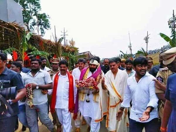 ఇల్లు, కార్యాలయం పనులను పరిశీలించిన పవన్