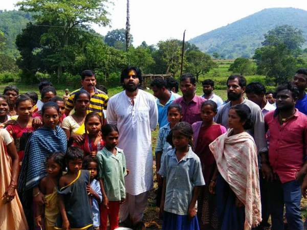 గిరిజనులతో పవన్