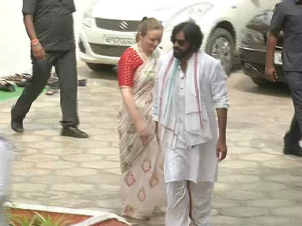 కుటుంబ సమేతంగా వచ్చి..