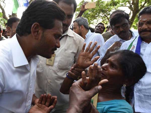 ప్రధాని, 23మంది సీఎంల ముందు ఇలానా?