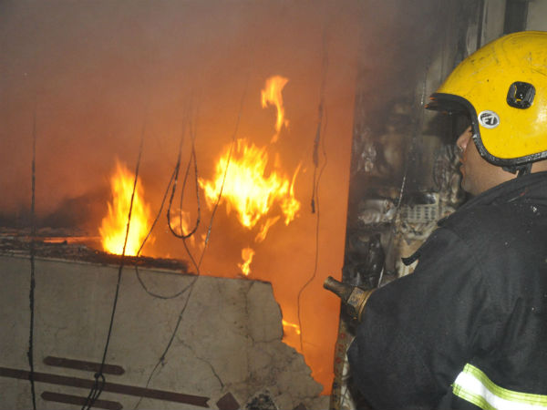 మళ్లీ చెలరేగిన మంటలు మళ్లీ చెలరేగిన మంటలు