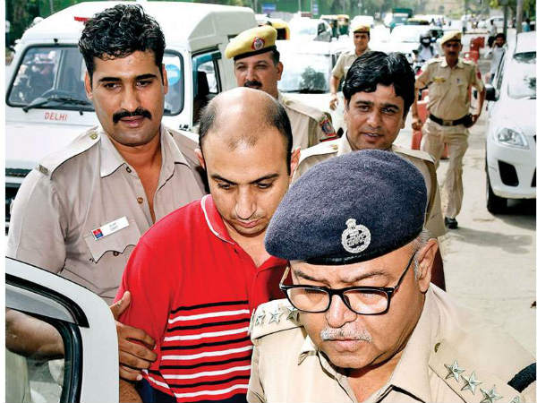 ఢిల్లీకి చెందిన మరో ముగ్గురితోను మాట్లాడాడు ఢిల్లీకి చెందిన మరో ముగ్గురితోను మాట్లాడాడు