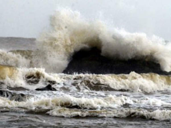 తీరం వెంబడి...అల్లకల్లోలం తీరం వెంబడి...అల్లకల్లోలం