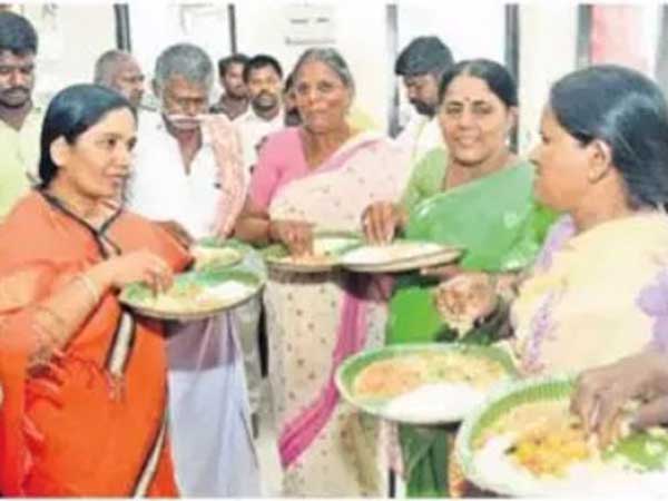 మంత్రి కూడా...ఇక్కడే భోజనం