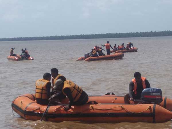 హెలికాప్టర్లతోనూ విస్తృతంగా గాలింపు హెలికాప్టర్లతోనూ విస్తృతంగా గాలింపు