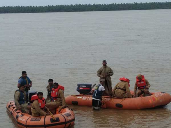 వర్షం తగ్గడంతో గాలింపు ముమ్మరం వర్షం తగ్గడంతో గాలింపు ముమ్మరం
