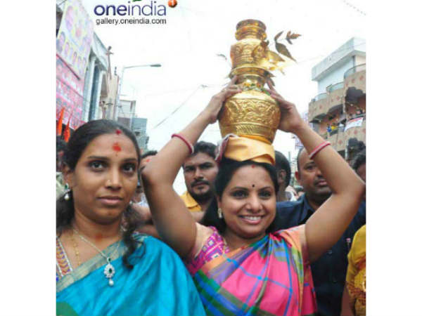 కవిత తప్ప తెలంగాణలో మరో మహిళ కనిపించలేదా?