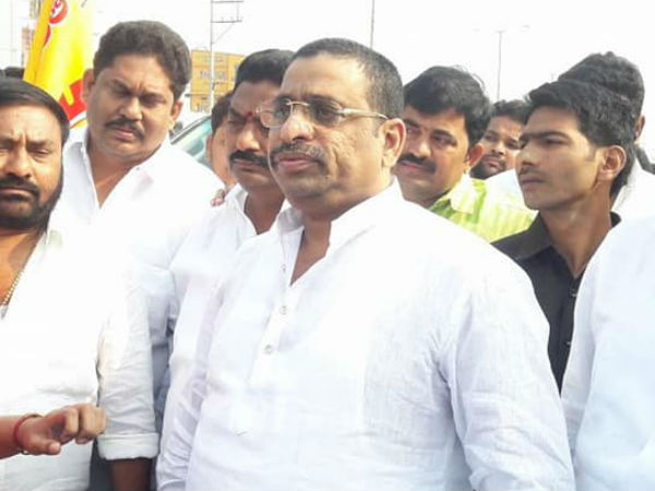 విషం చిమ్ముతున్న...పవన్‌ కల్యాణ్‌