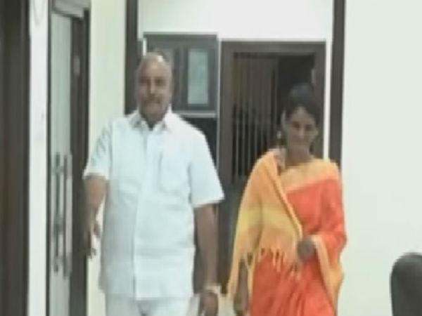 మార్చేందుకు...భర్త ప్రయత్నం