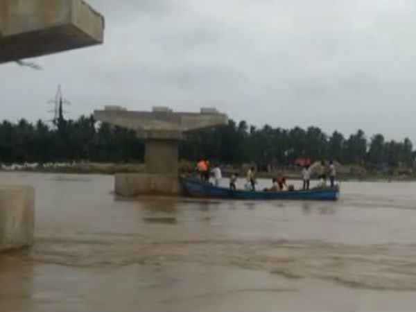 దీంతో కొట్టుకుపోయారు...బైక్ ల వల్ల