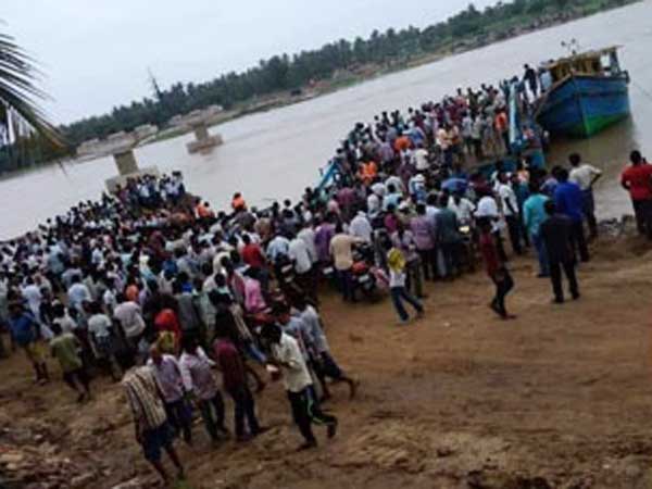 వారికి పడవే దిక్కు...సరిగ్గా మూడేళ్ల కిందట