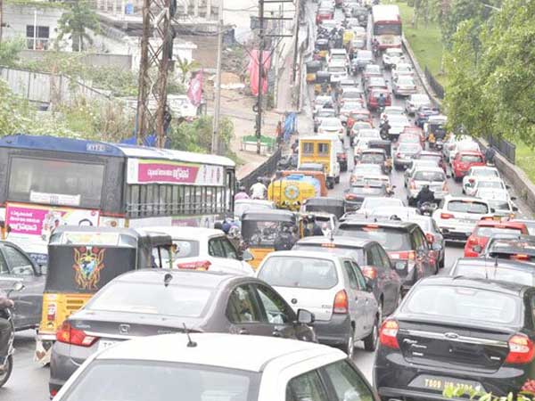 Heavy traffic jam from Madhapur to Secunderabad Heavy traffic jam from Madhapur to Secunderabad