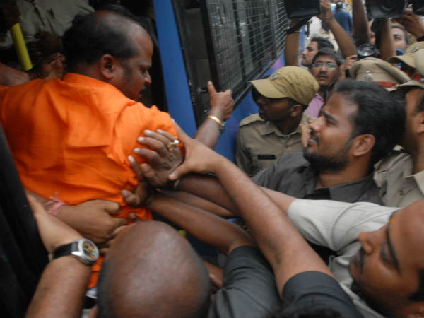 కత్తి మహేష్‌కు అంతకంటే పెద్ద శిక్ష వేయాలి