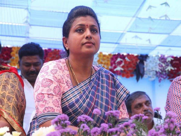  రోడ్డుపై వేసి నిరసన తెలిపారు