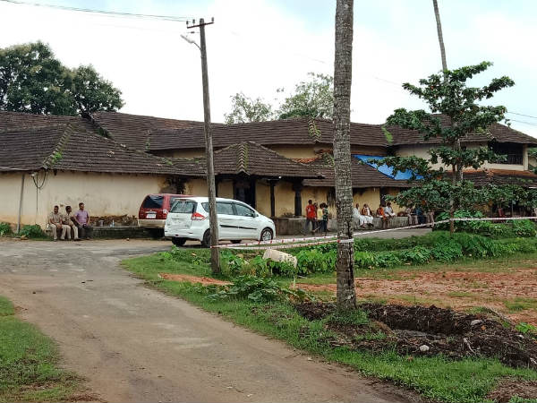 మఠాధిపతితో ఆత్మీయబంధం సంబంధం.. మంత్రి ఖాదర్ మఠాధిపతితో ఆత్మీయబంధం సంబంధం.. మంత్రి ఖాదర్