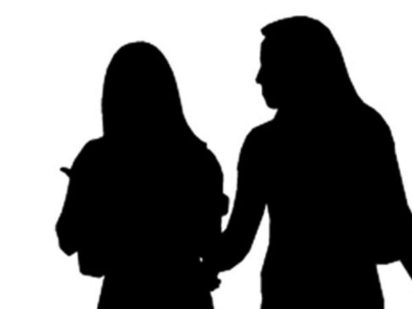 ఇద్దరు యువతులు డ్యాన్సర్లు