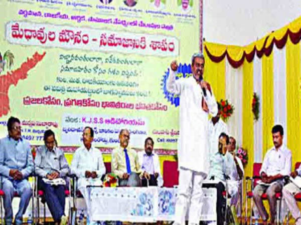 ద్రోహానికి ట్రేడ్ మార్క్...కేంద్రం