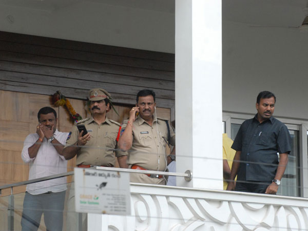 బీజేపీ ఎమ్మెల్సీని అడ్డుకున్న పోలీసులు