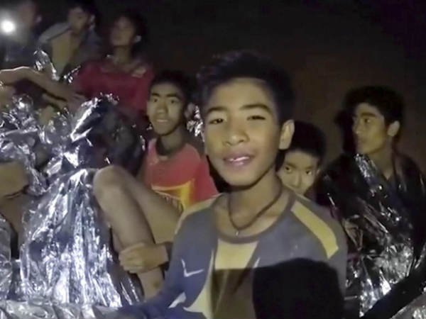 వారికి తిండి, నీరు అందిస్తూ, ధైర్యం చెబుతూ