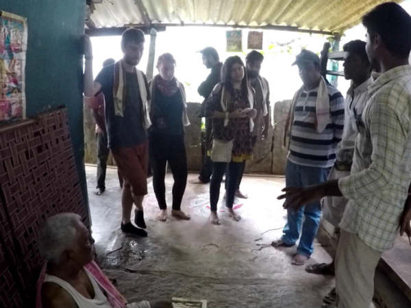 స్థానికులతో మమేకమై..