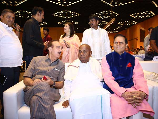 పెళ్లికి హాజరైన ఆజాద్