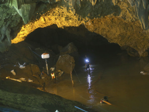 చిమ్మచీకటిలో, బురద నీటి వేగాన్ని తట్టుకొని రావడం కష్టంగానే