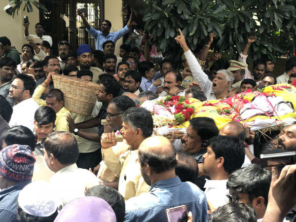 ఆదుకోండంటూ వేడుకోలు..