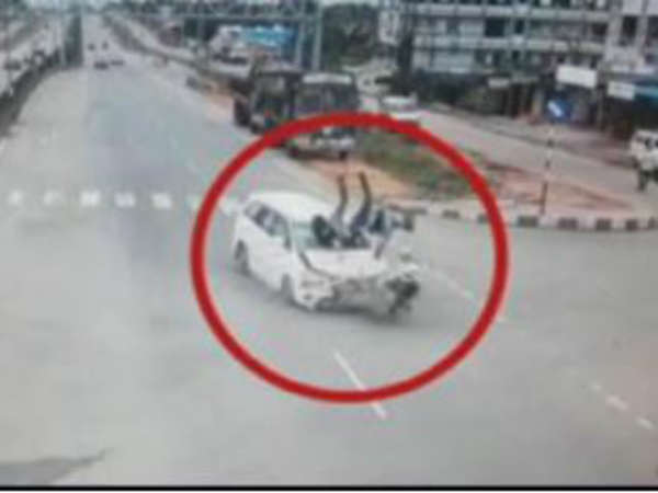 స్కూటీపై బయల్దేరిన ముగ్గురు విద్యార్థులు