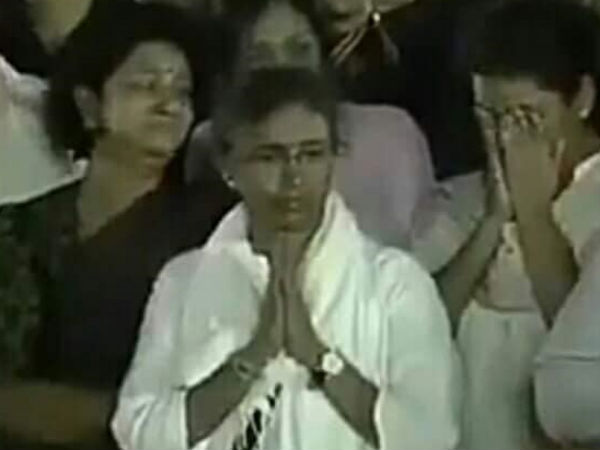 కరుణానిధి గురించి ఆముధ కరుణానిధి గురించి ఆముధ