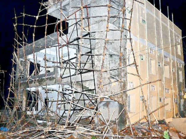 భారీ వర్షాలకు భూమి నాని, కుంగిన భవనం