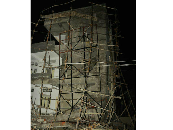 ప్లాస్టరింగ్ పనులు చేసి వెళ్లిపోయిన కూలీలు