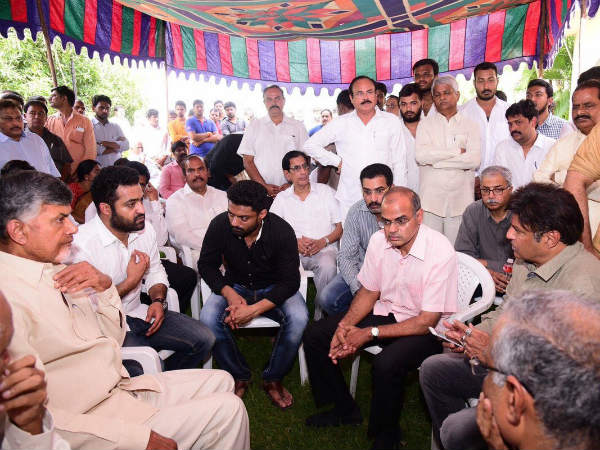 చంద్రబాబు పక్కన బాధలో జూ.ఎన్టీఆర్