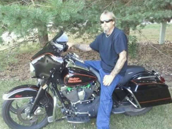 కుక్క ముద్దాడింది... ప్రమాదంలో పడ్డాడు