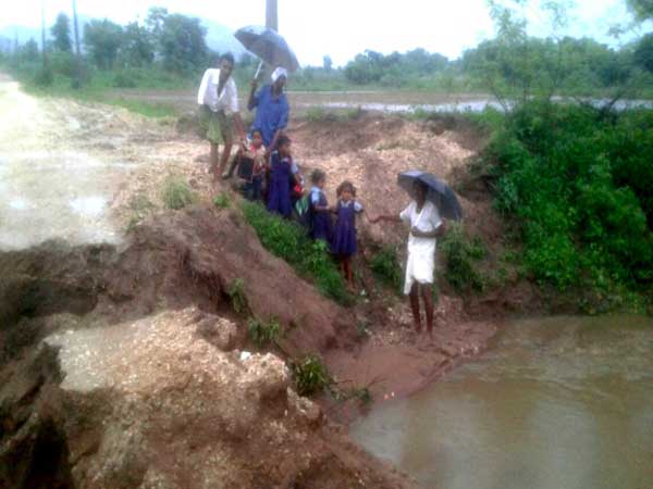 వర్షానికి కొట్టుకుపోయిన రోడ్లు.. ప్రభుత్వం ఆదుకోవాలి