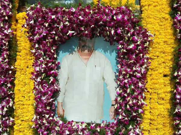 స్మారక చిహ్నంపై మంత్రి