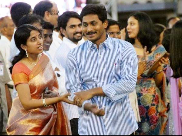 భారతిని కూడా కోర్టు చుట్టూ తిప్పాలనుకుంటున్నారా?